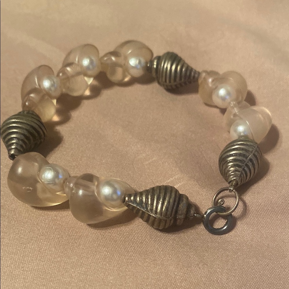 VINTAGE GOLD-TONE & ACRYLIC BEADS AROUND PEARL- LIKE BEADS BRACELET